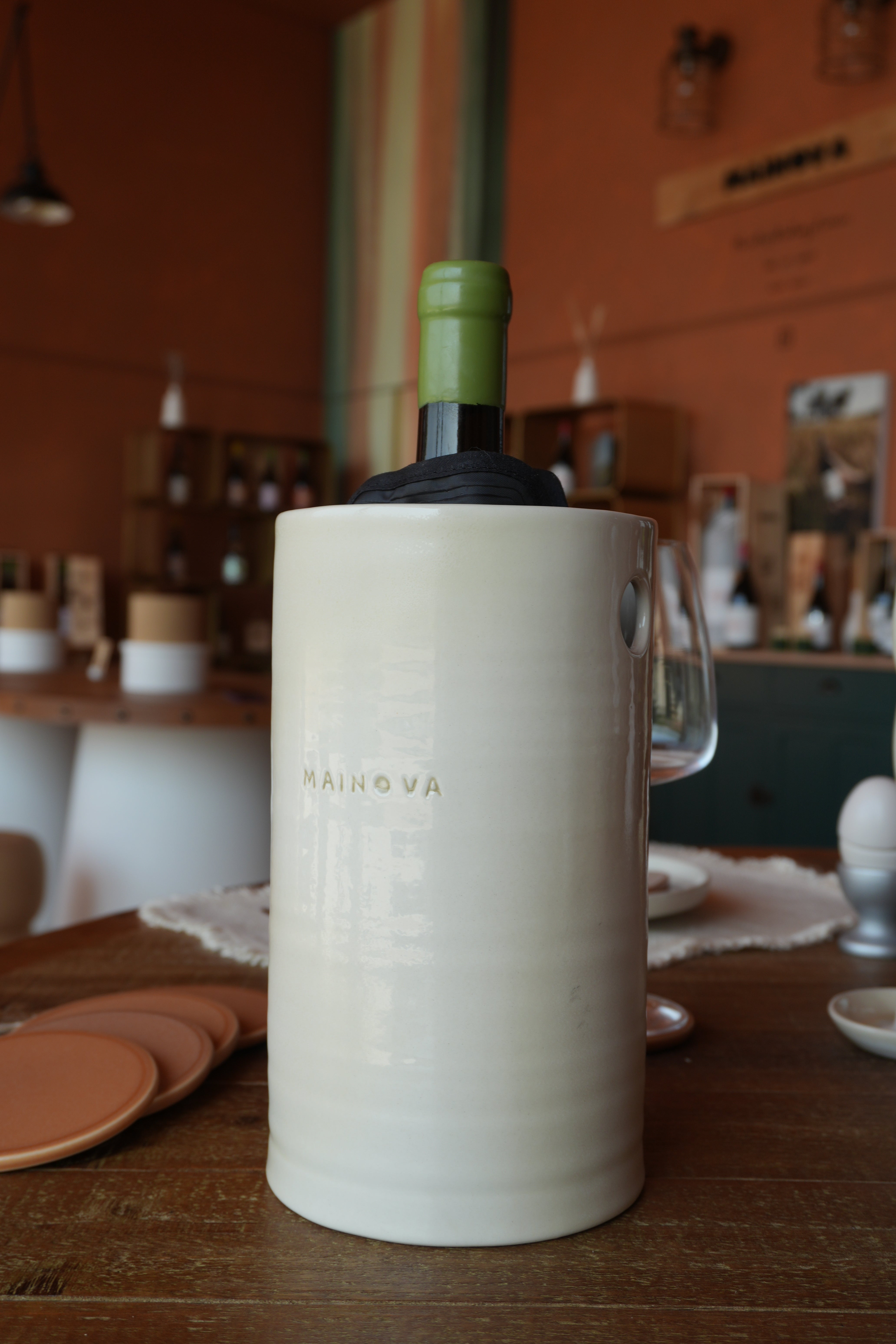 Refrigerador de Vinho Mainova